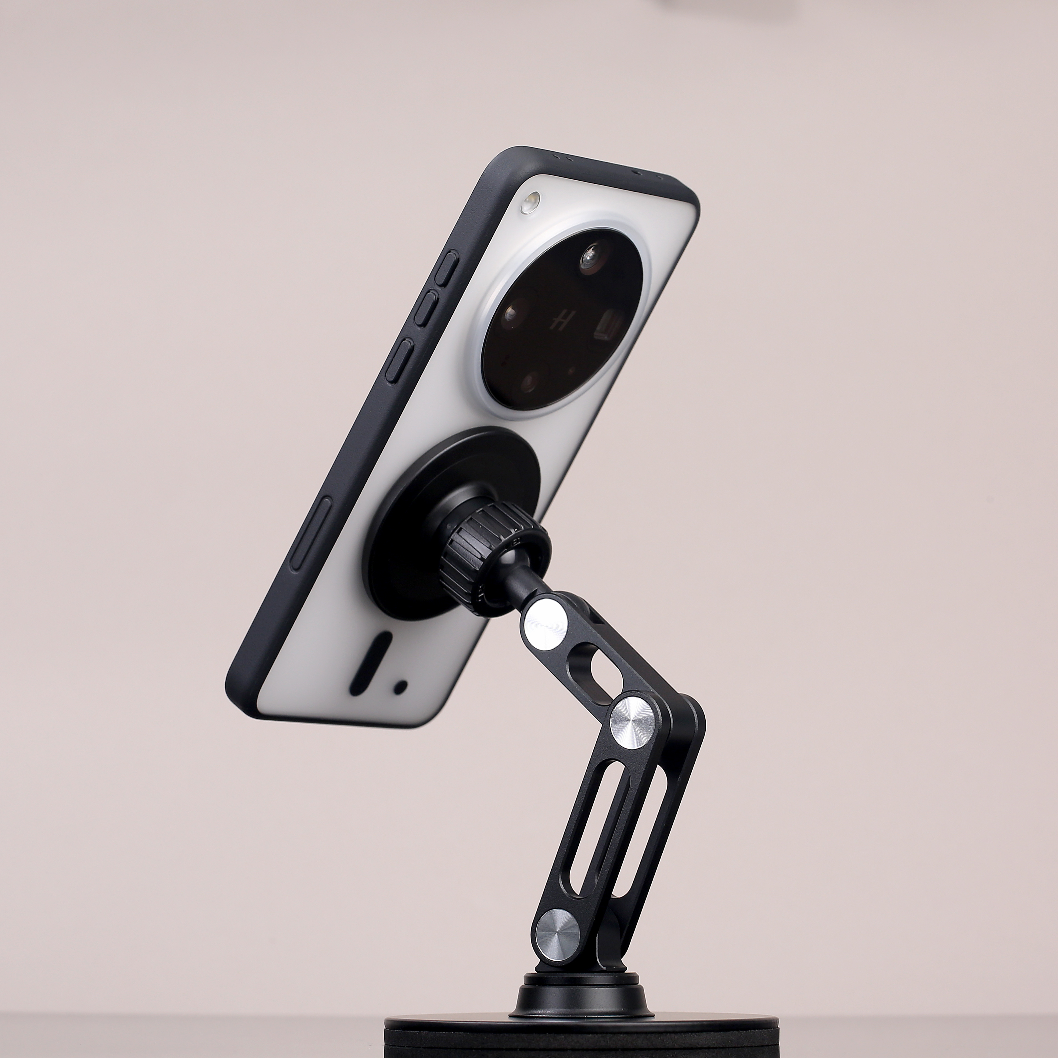 随着这次旗舰款磁吸头上架，又有不少朋友选择搭配桌面款机械臂了放在桌上很实用，17