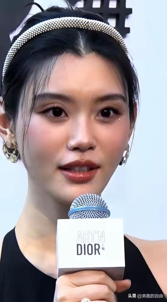奚梦瑶一句话，戳破了多少女人的幻想。
她大方承认，自己脸上是花了钱的，一年一次热