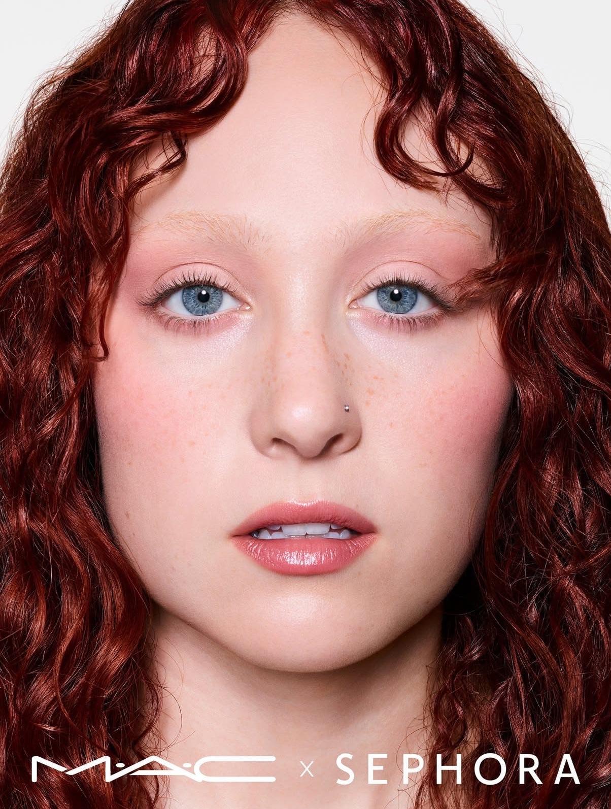 当红小天后 Chappell Roan 最近代言 MAC 口红，拍摄了时尚广告。