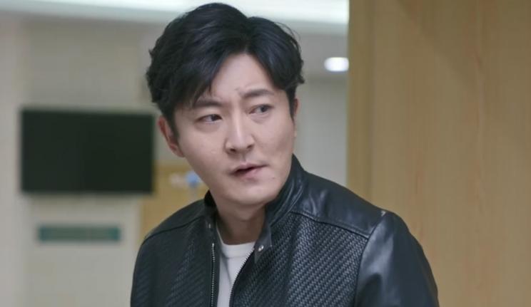 才发现，郭京飞在《都挺好》里玩儿的不是演技
最近看郭京飞的综艺《不想睡的星期五》