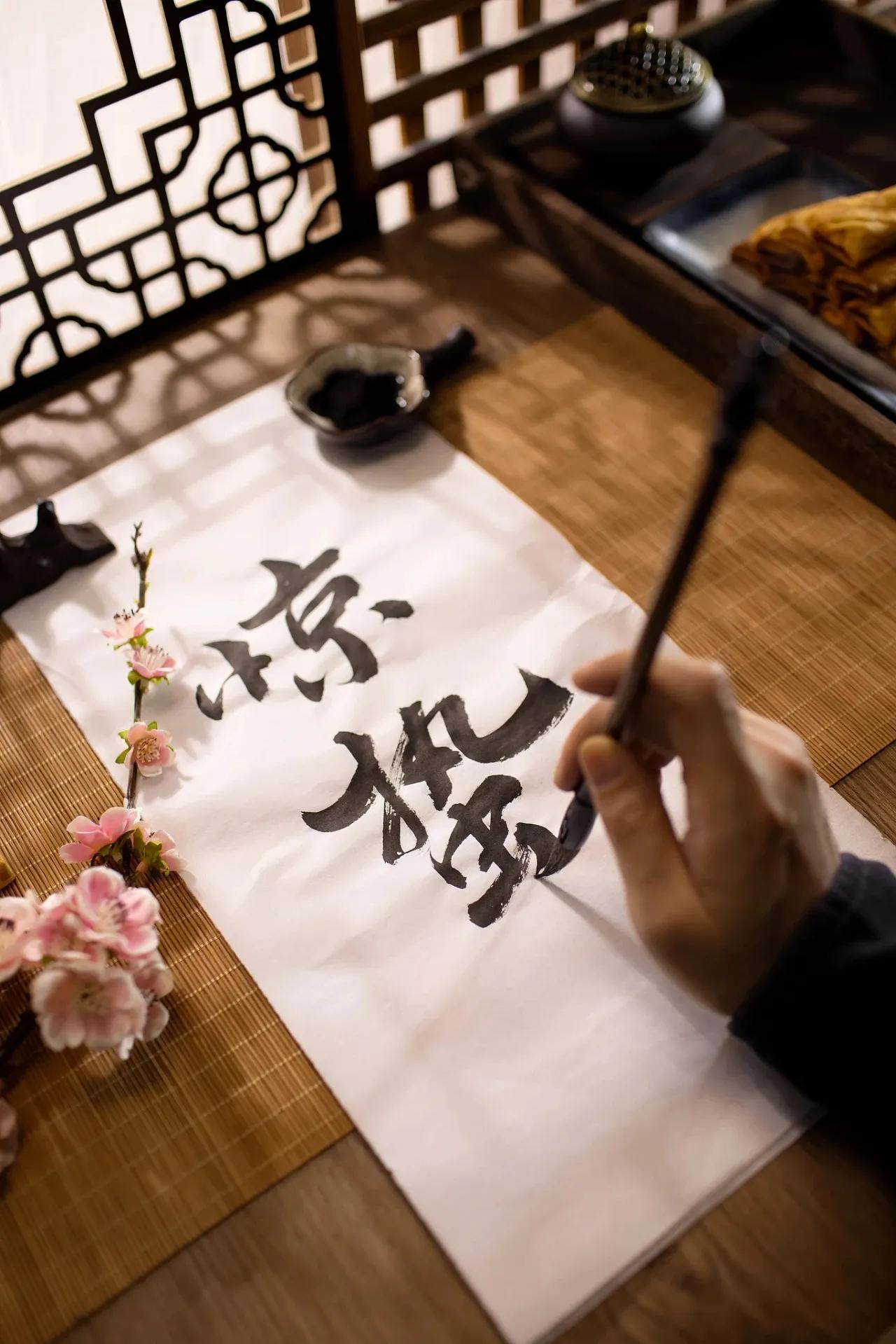 轻寒未退雪初融，

柳眼微睁待暖风。

薄雾如棉滋大地，

春来万物复苏中。 ​