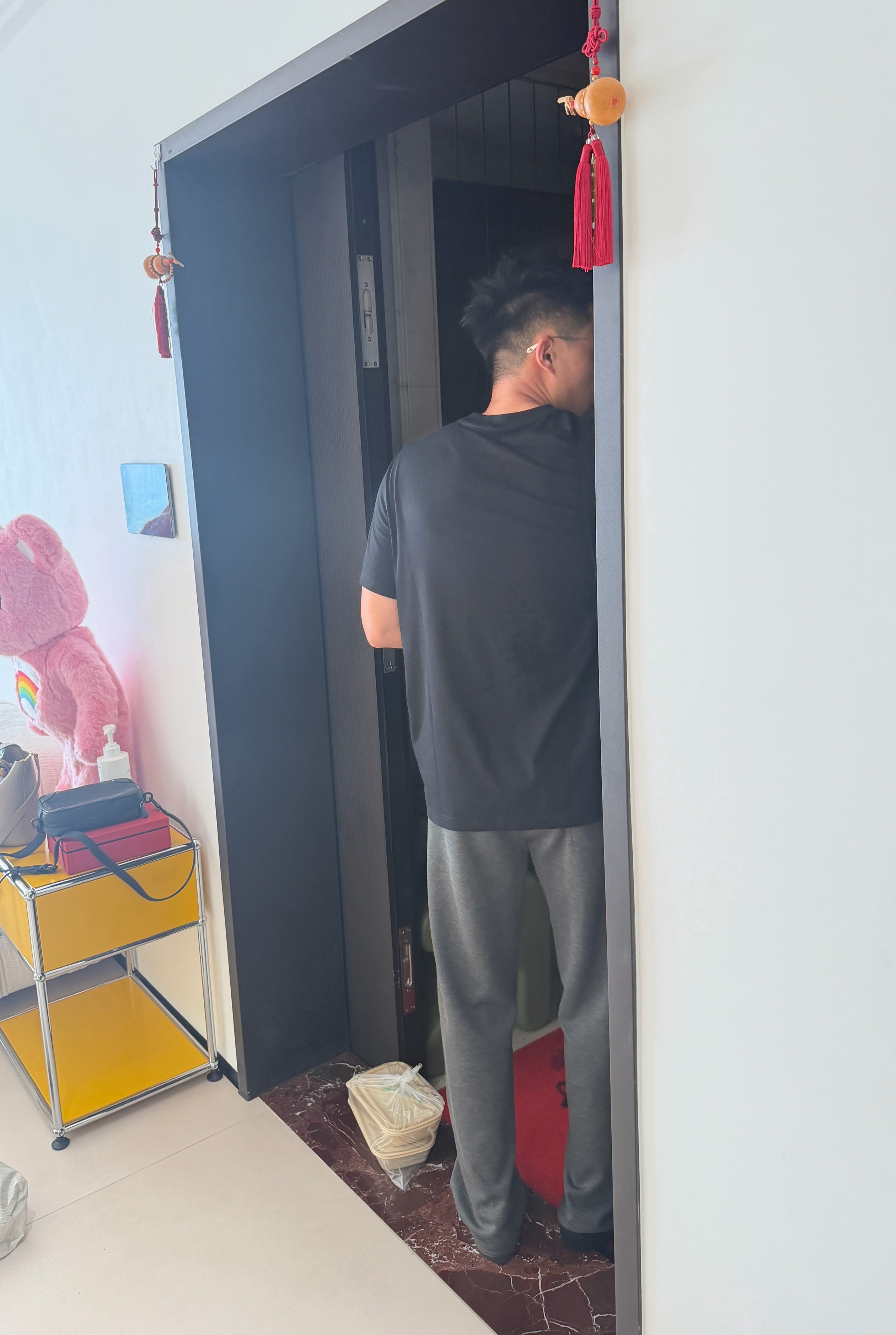 我说，不急的话，一起坐下来吃早饭。他说，很急，因为腊肠哥快落地了。要去接他。[无