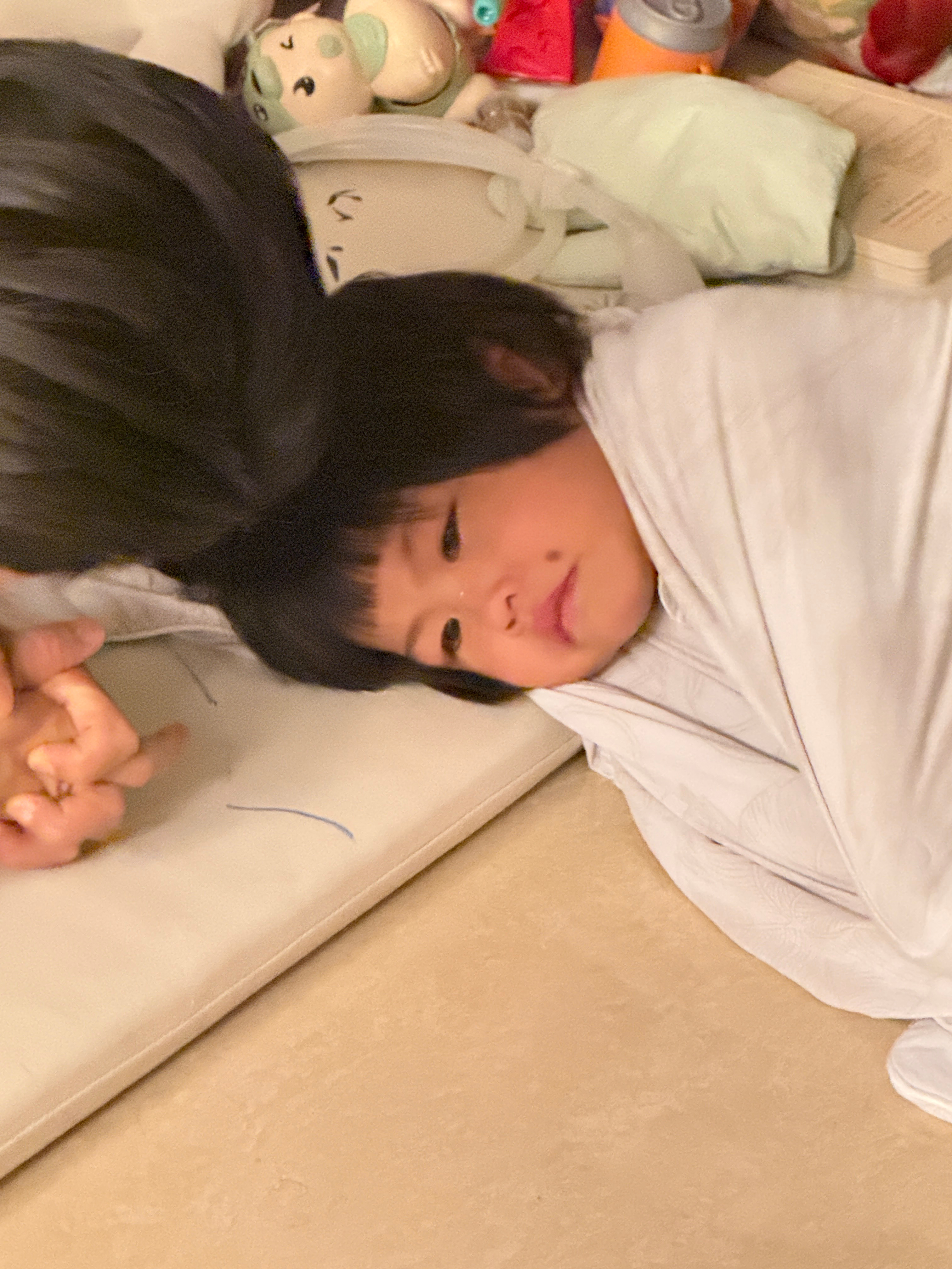 太好学了晚上学了个新词：喜怒哀乐刚才崩溃大哭说不睡觉，旅蛙：球宝！爸爸考考你，你