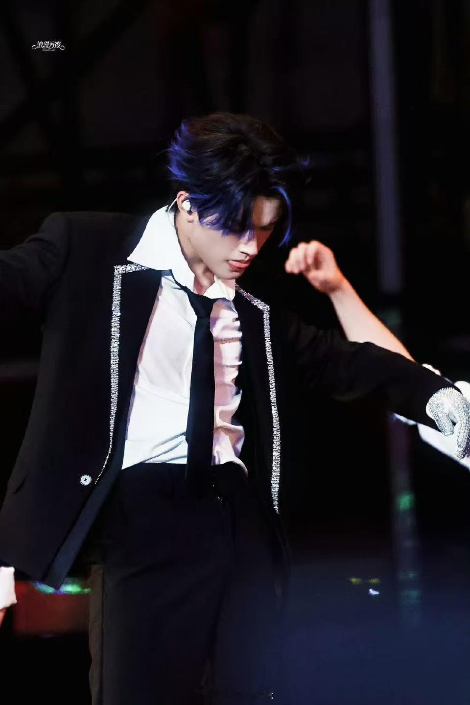 张极蓝发挑染 谁被蓝发挑染杀疯了？冰蓝发丝撞碎阳光，185cm男模身材自带高光，