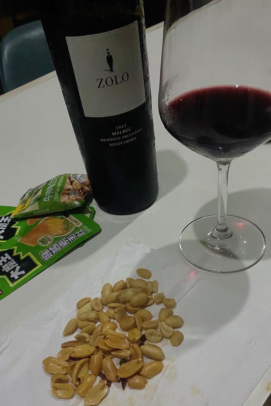 人总需要片刻的快乐 来爱上这日复一日的生活故事与酒