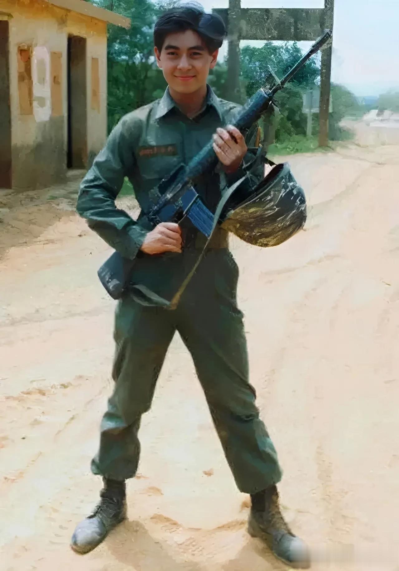 这张照片拍摄于1994年10月的台湾，是“小旋风”林志颖在服兵役期间的一张纪念留