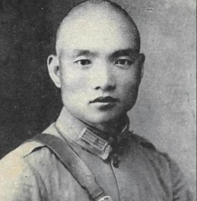 1959年，孔令华带着女朋友回家见父母，身为开国中将的孔从洲吓坏了，他颤抖着问儿