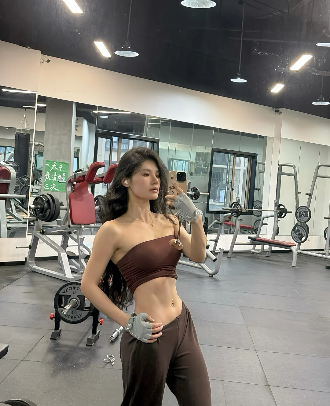 论穿抹胸的健身女有魅力～
