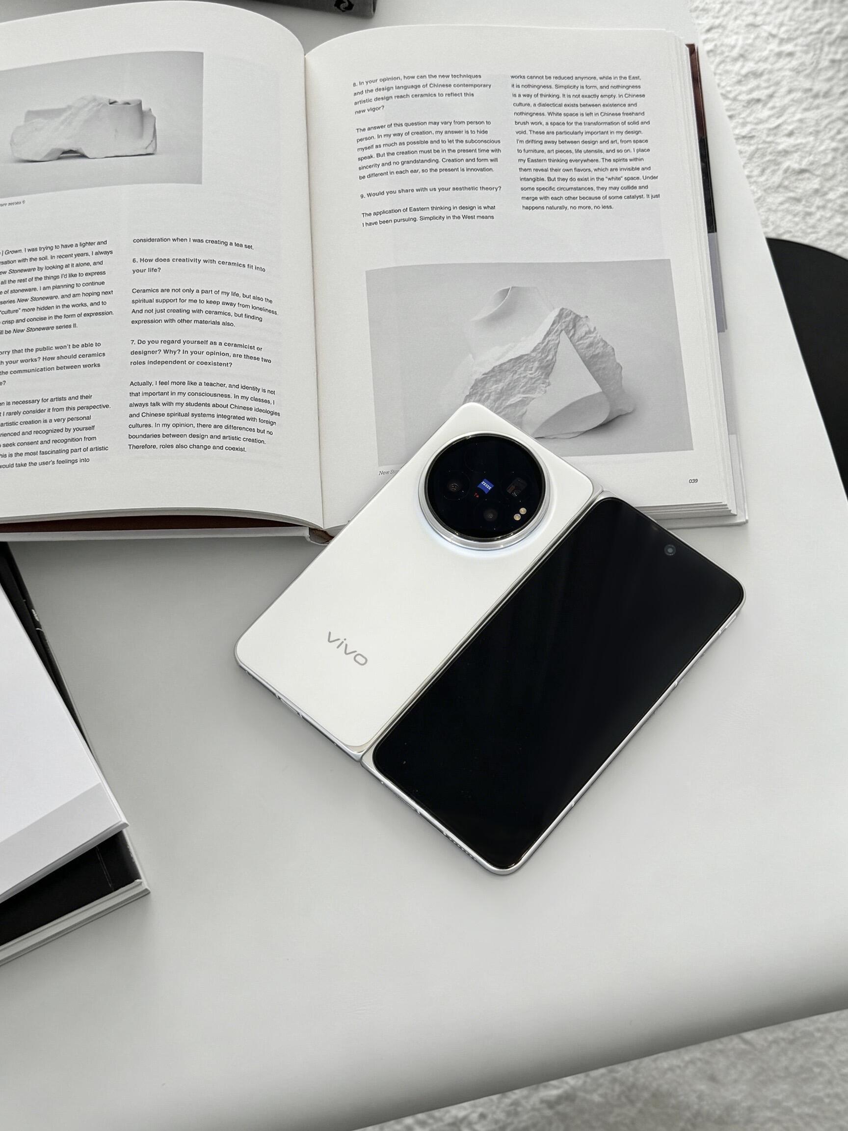 vivo X Fold6这个白色高级感拉满了 