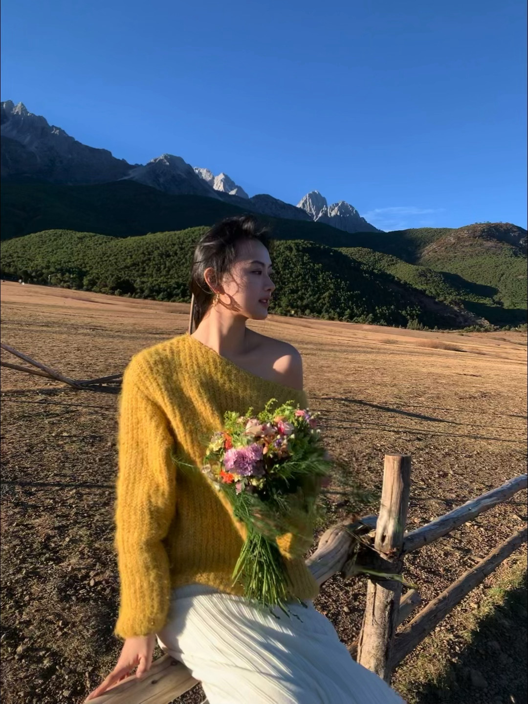 接过了上一对情侣手中的花  我也传递给了下一对 