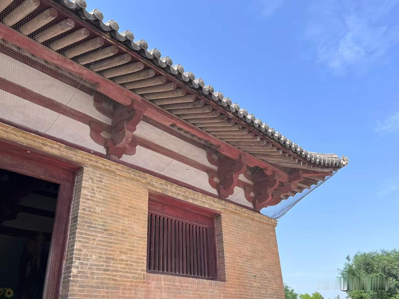 从关帝庙、永乐宫的宏大来到这座山村小庙——广仁王庙（，又叫“五龙庙”，祀水神广仁