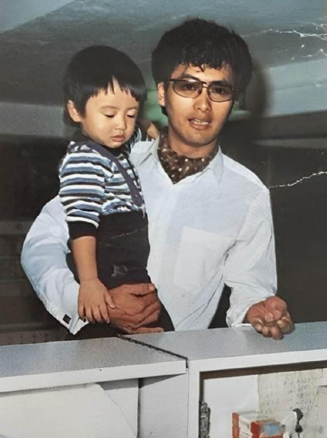 谢霆锋幼时哭鼻子，周润发暖心相拥，还贴心买汽水哄其开心，这温馨一幕尽显前辈对后辈