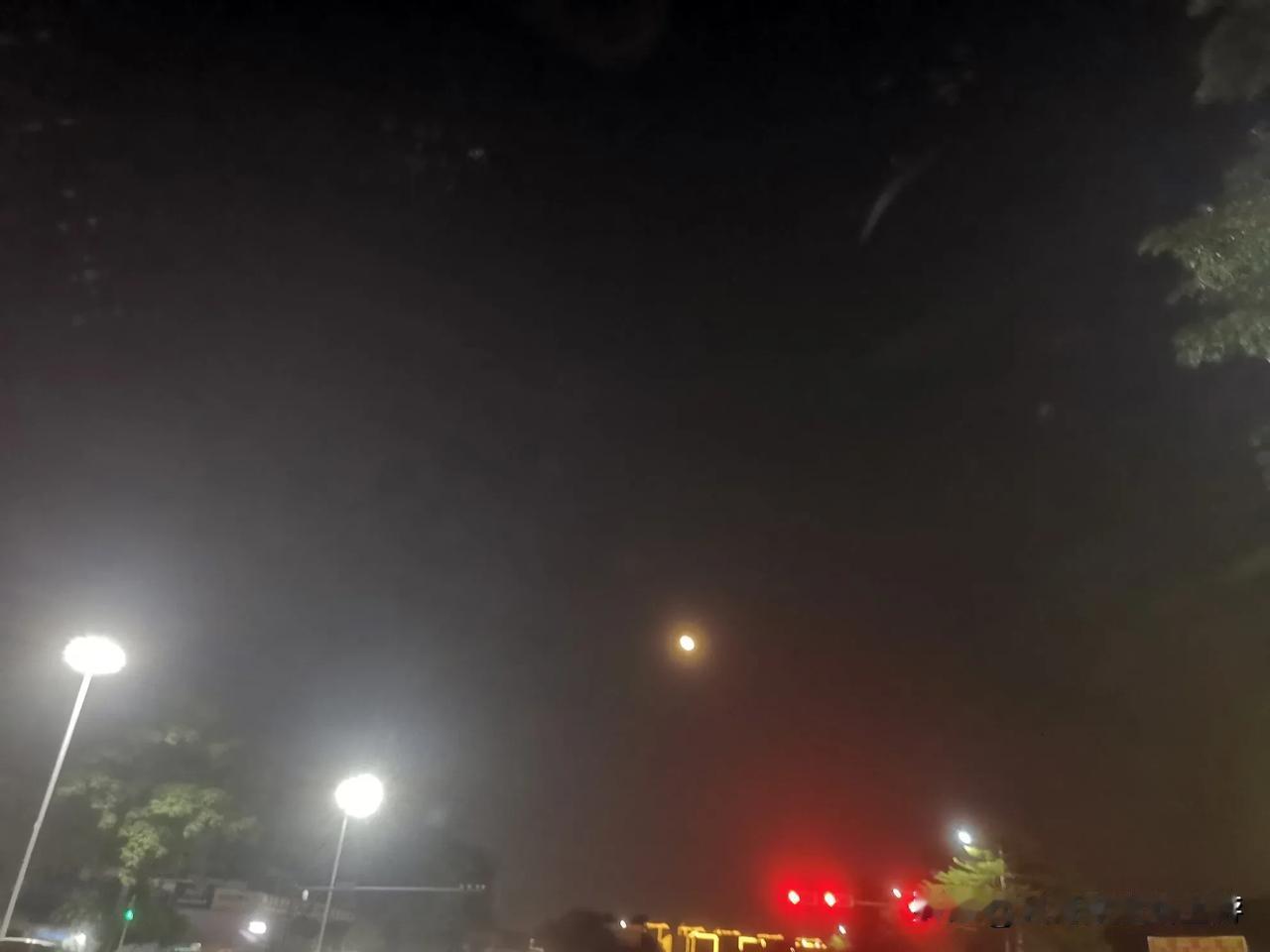 月亮，不如灯亮