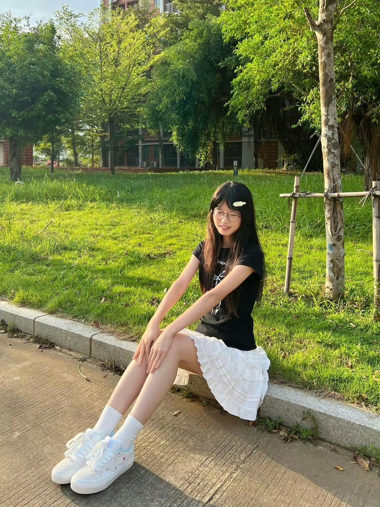 黑T配白裙的简约穿搭，踩上小白鞋奔赴户外的美好，青春的自在与美好，解锁元气满满的