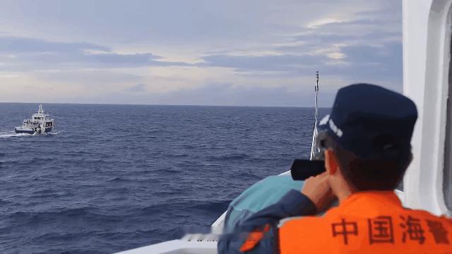 菲律宾船只冲撞中国海警船，被水炮喷得挥舞毛巾投降
 
事实证明，菲律宾装糊涂没用