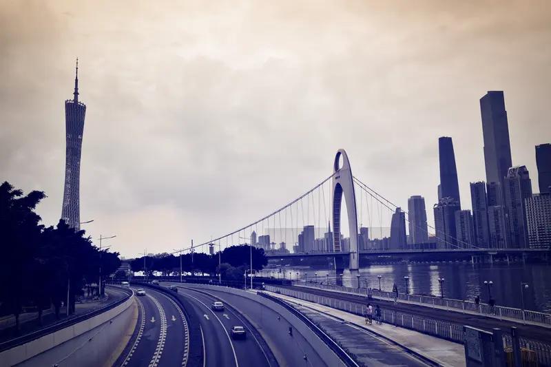 广东有四座万亿城市，广州和佛山紧挨着，深圳和东莞都连成一体了，是不是能分别合并，