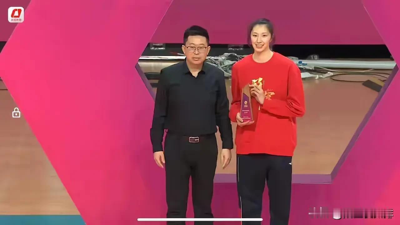 吴梦洁获得MVP！
排超联赛已经结束了
昨天晚上江苏女排三比一战胜上海女排
已经