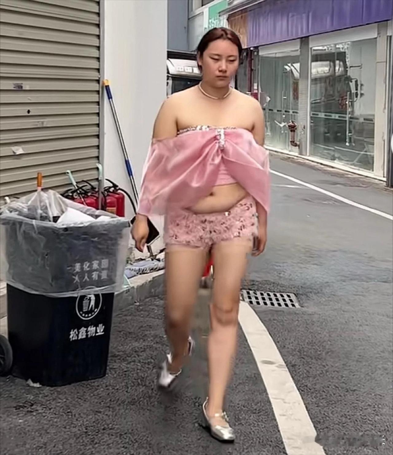 经典卖家秀vs真实买家秀来了！
图片里精致飘逸的粉色套装看着十分心动，上身效果反