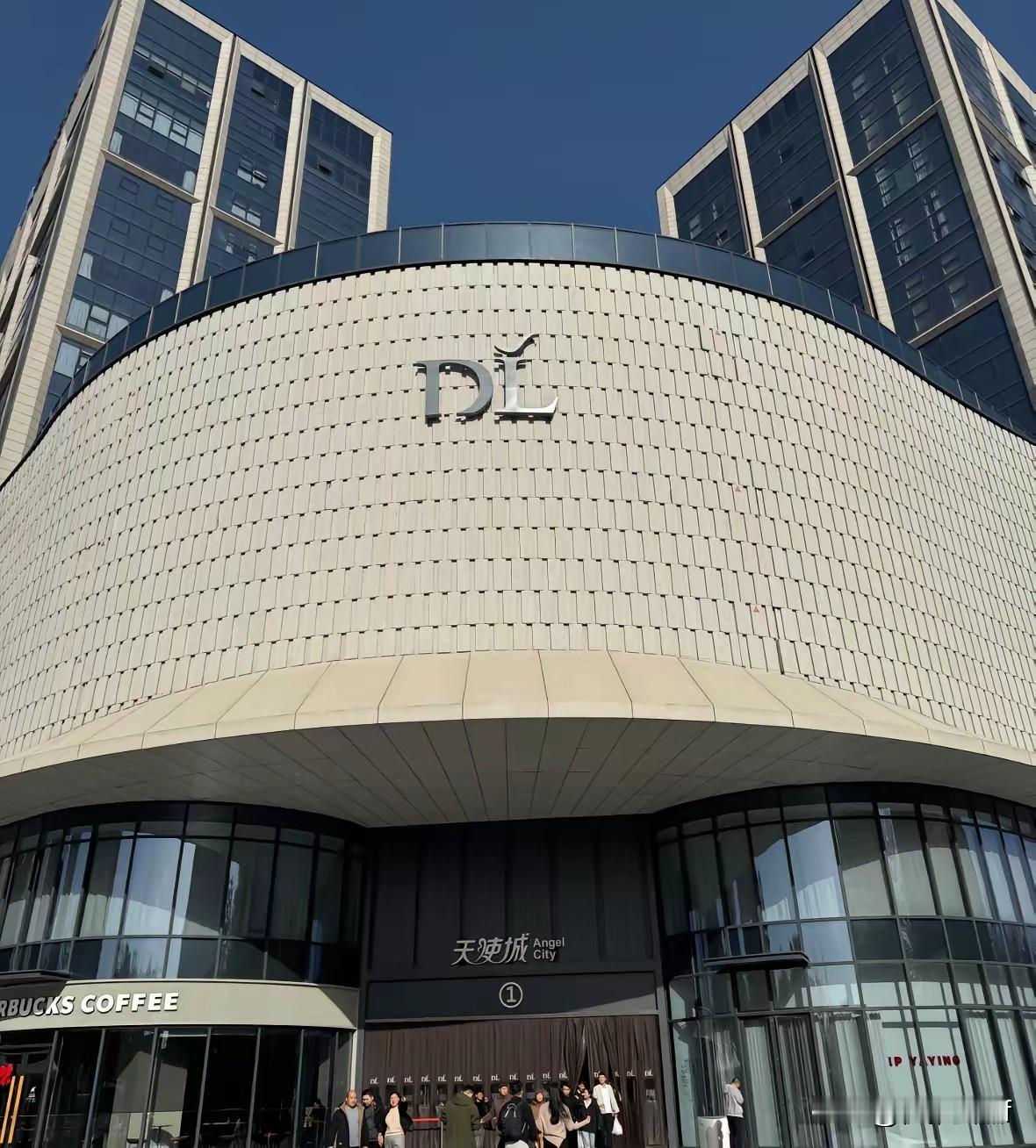 郑州这波操作，直接把我脑干烧干了。
​别的地方求爷爷告奶奶想把胖东来请过去，恨不