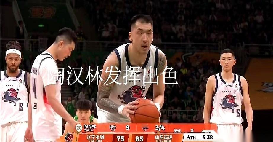 谁能想到，客场作战的山东男篮，今晚硬是把辽宁队给打懵了！102比86，直接在对手