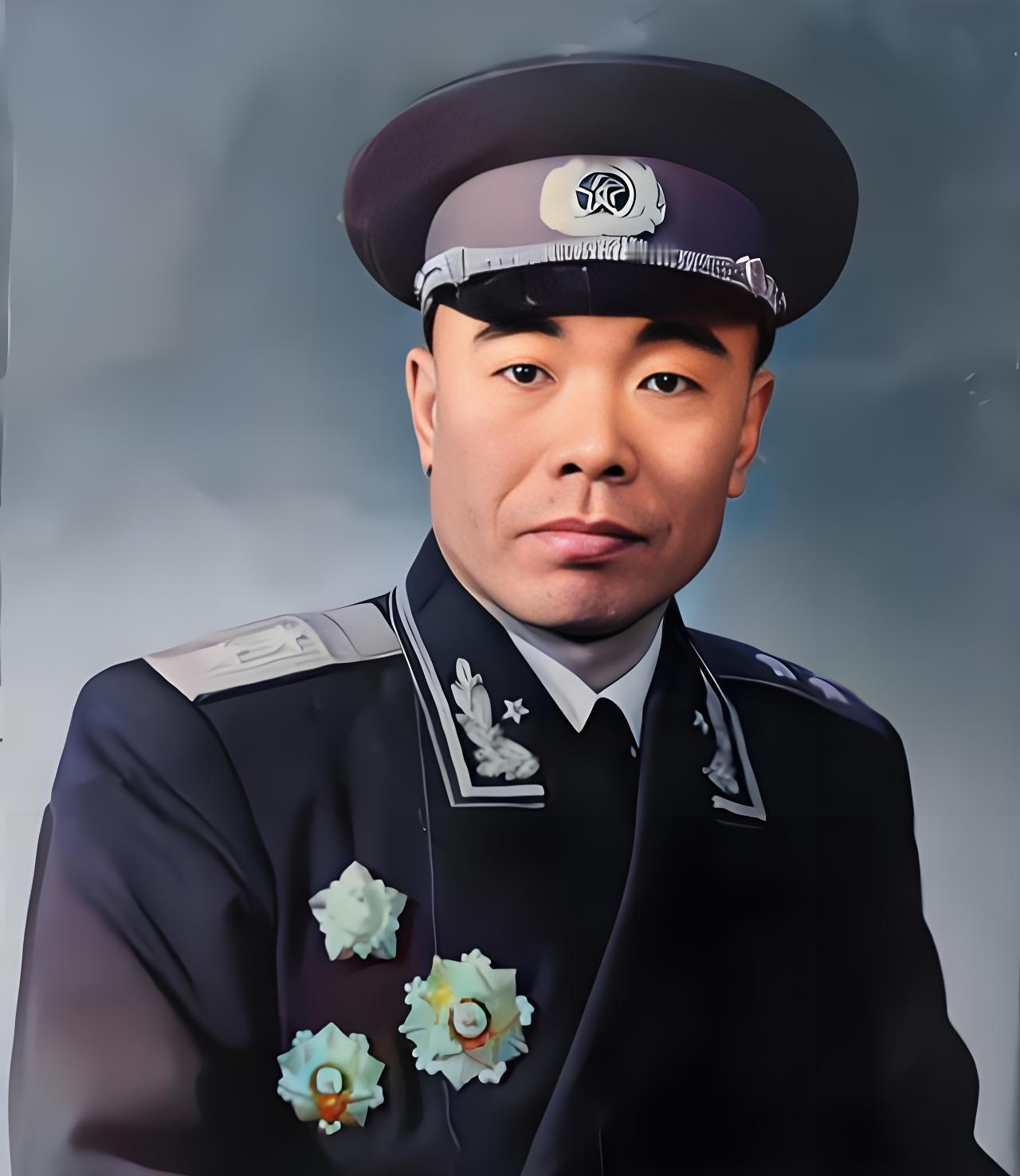 1955年，中南海怀仁堂的授衔仪式现场，当周恩来总理将中将军衔命令状递到曾泽生手