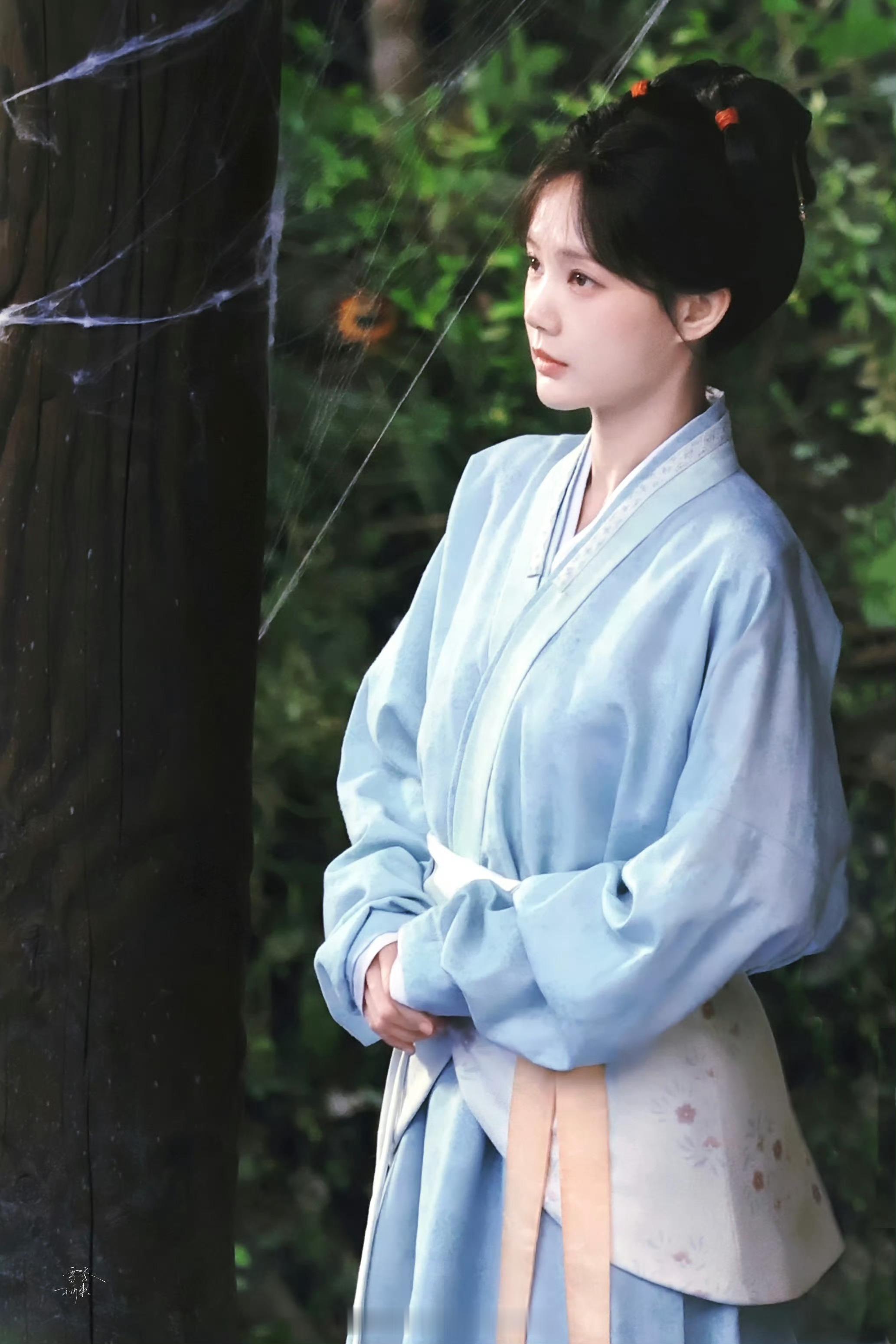 李一桐《金枝》今日路透新皮肤眼前一亮陈雀儿真的越素越美，简简单单的就很好今天这身