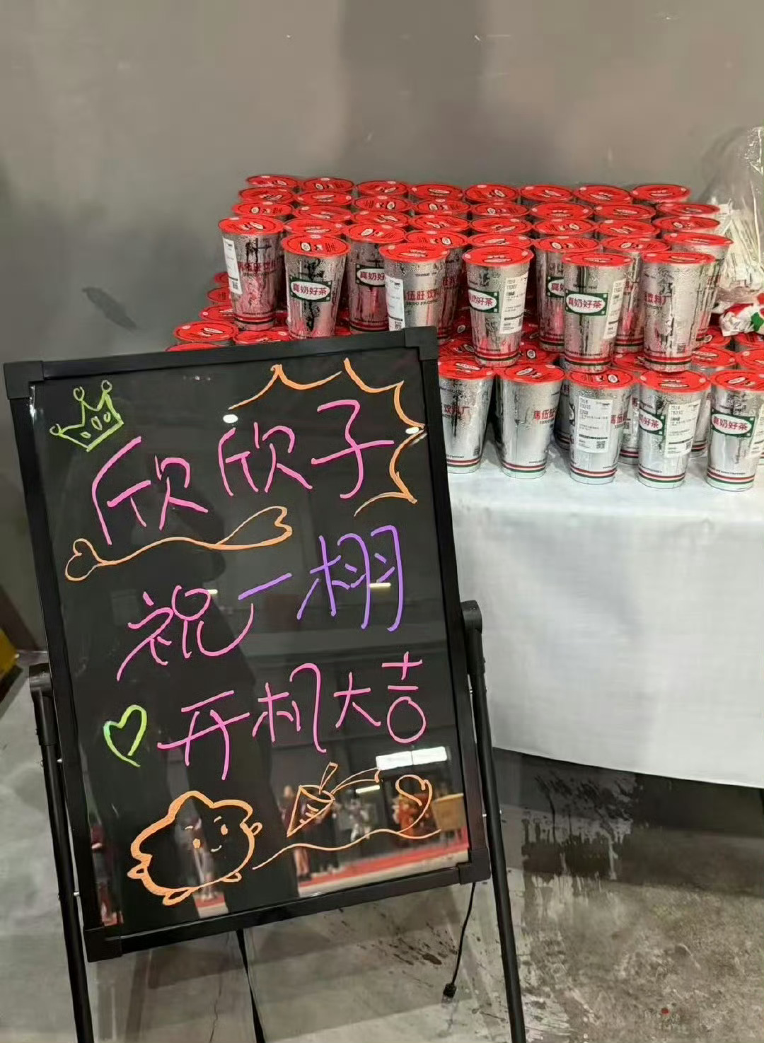 虞书欣也给王一栩新剧来战送冷饮了请王一栩以后善待这个善良的小女孩 ​​​