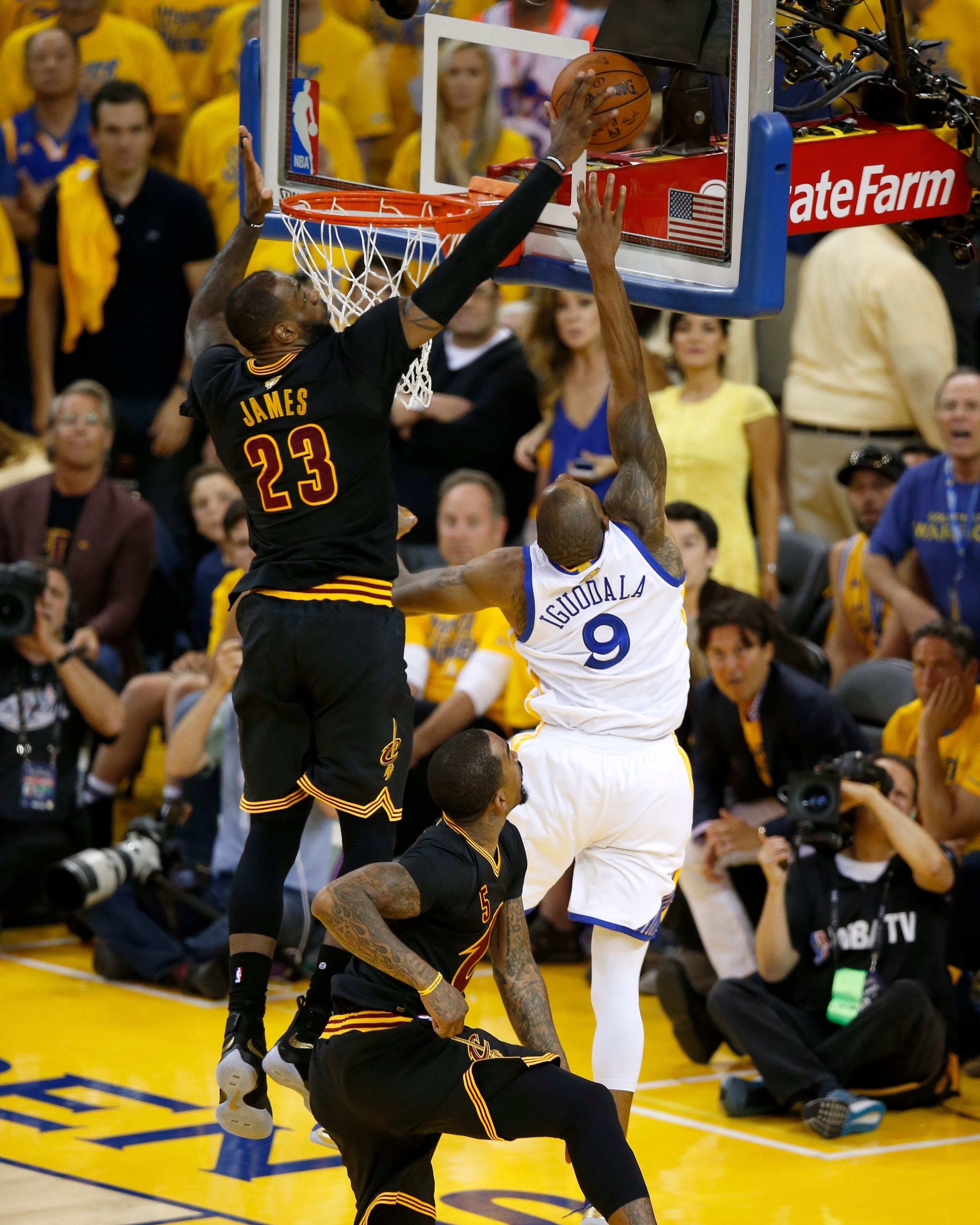 10年前的今天，NBA总决赛抢七大战，詹姆斯大帽伊戈达拉，欧文投中绝命三分，最终