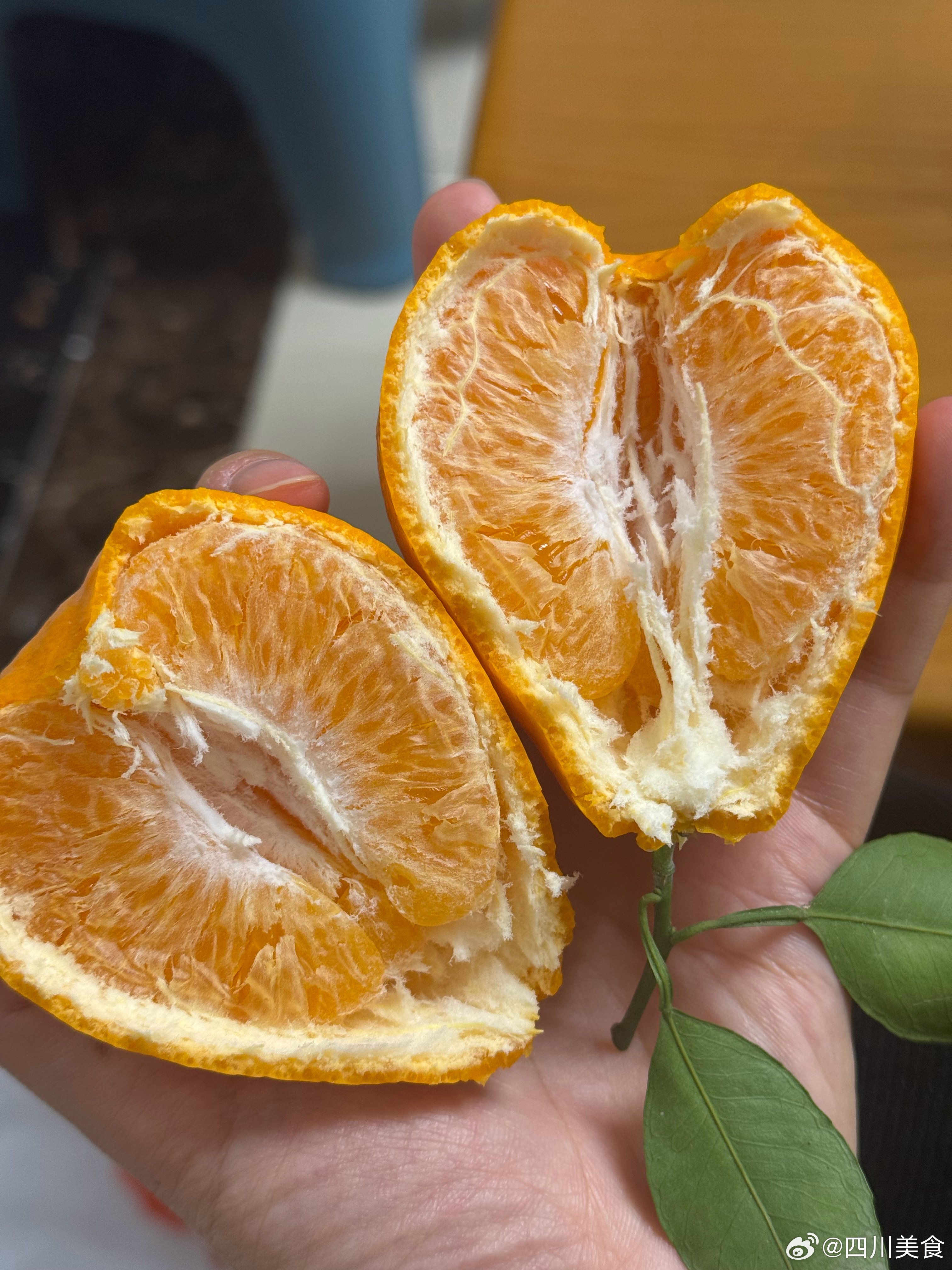 前天去蒲江带回来的耙耙柑，这两天真的实现了耙耙柑自由！谁懂啊，我真的很喜欢这种小