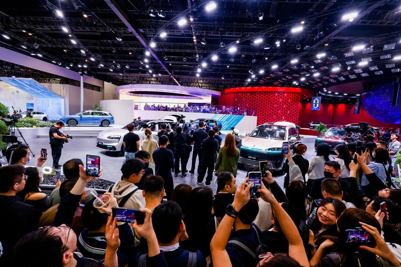 鸿蒙智行五界矩阵成型，智能汽车进入集团军时代
这次北京车展，鸿蒙智行展台给人的第