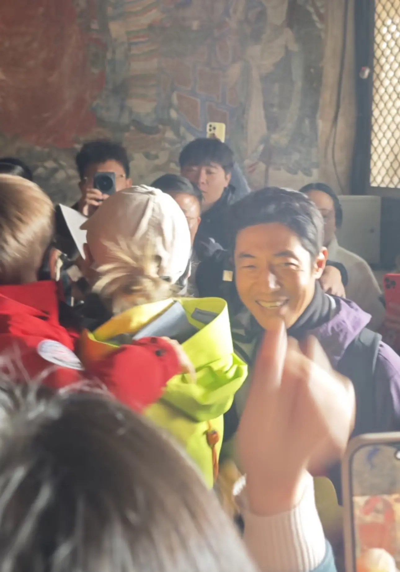 撒贝宁在云冈石窟被偶遇，网友:撒老师也得去挨挤