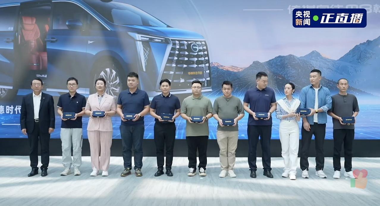 今天广汽传祺联合央视直播交付了首批M8乾崑车型，现场展示了这款高端MPV的硬核实