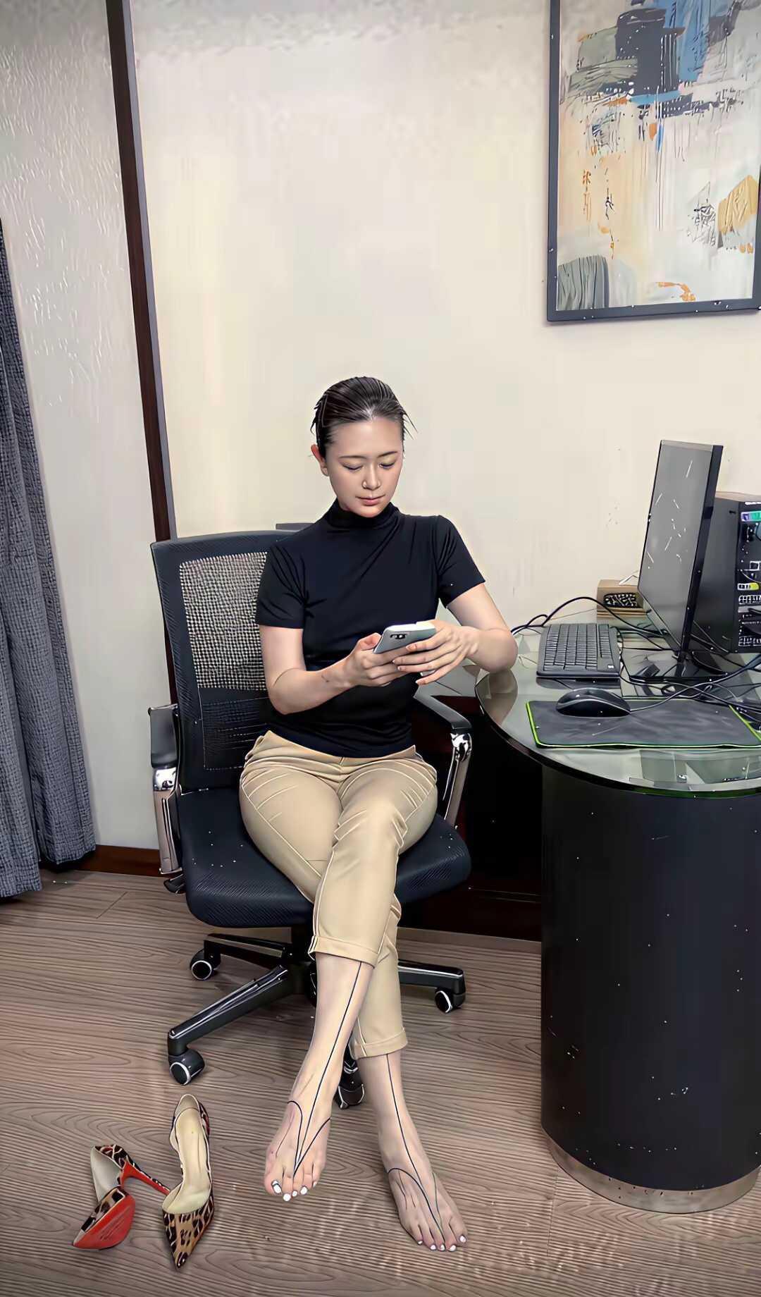 美女在民间。她穿着得体而大方，关键是她这个丝袜是定制的吗？它太有特色了，一看就与