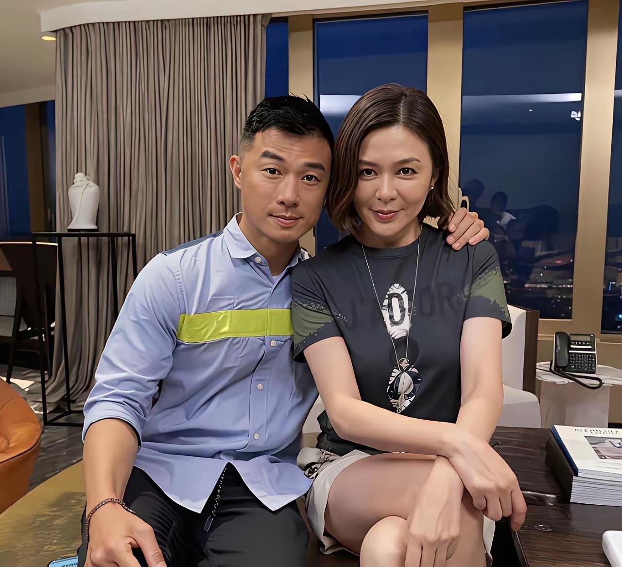 关之琳和她的小男友，两个人还挺有“夫妻相”。
我看网友都在说他俩的年纪，说关之琳