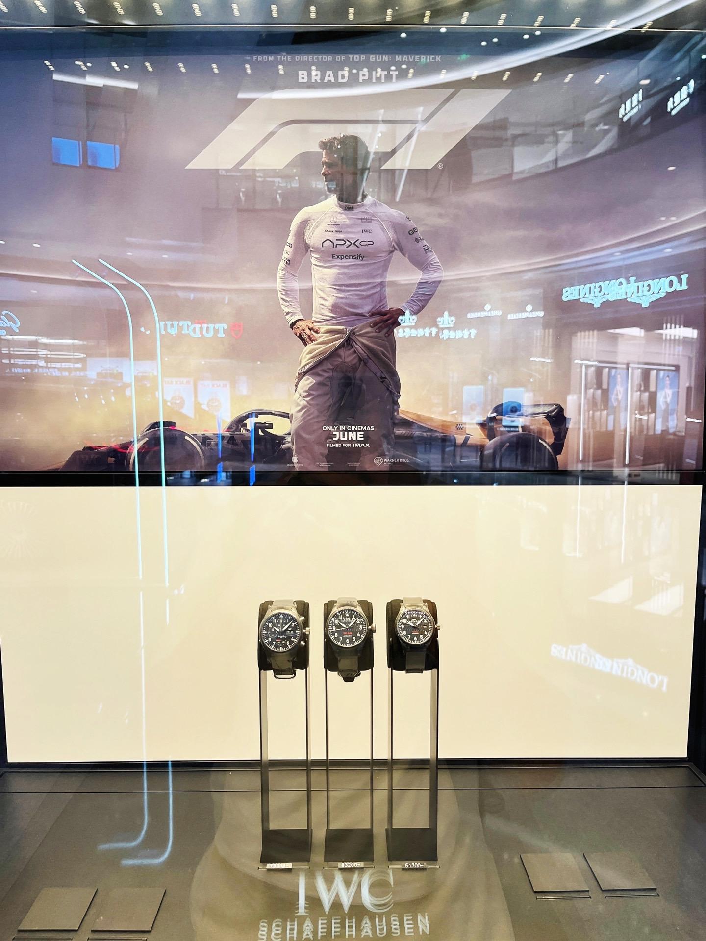 就像粉丝逛商场遇到爱豆代言