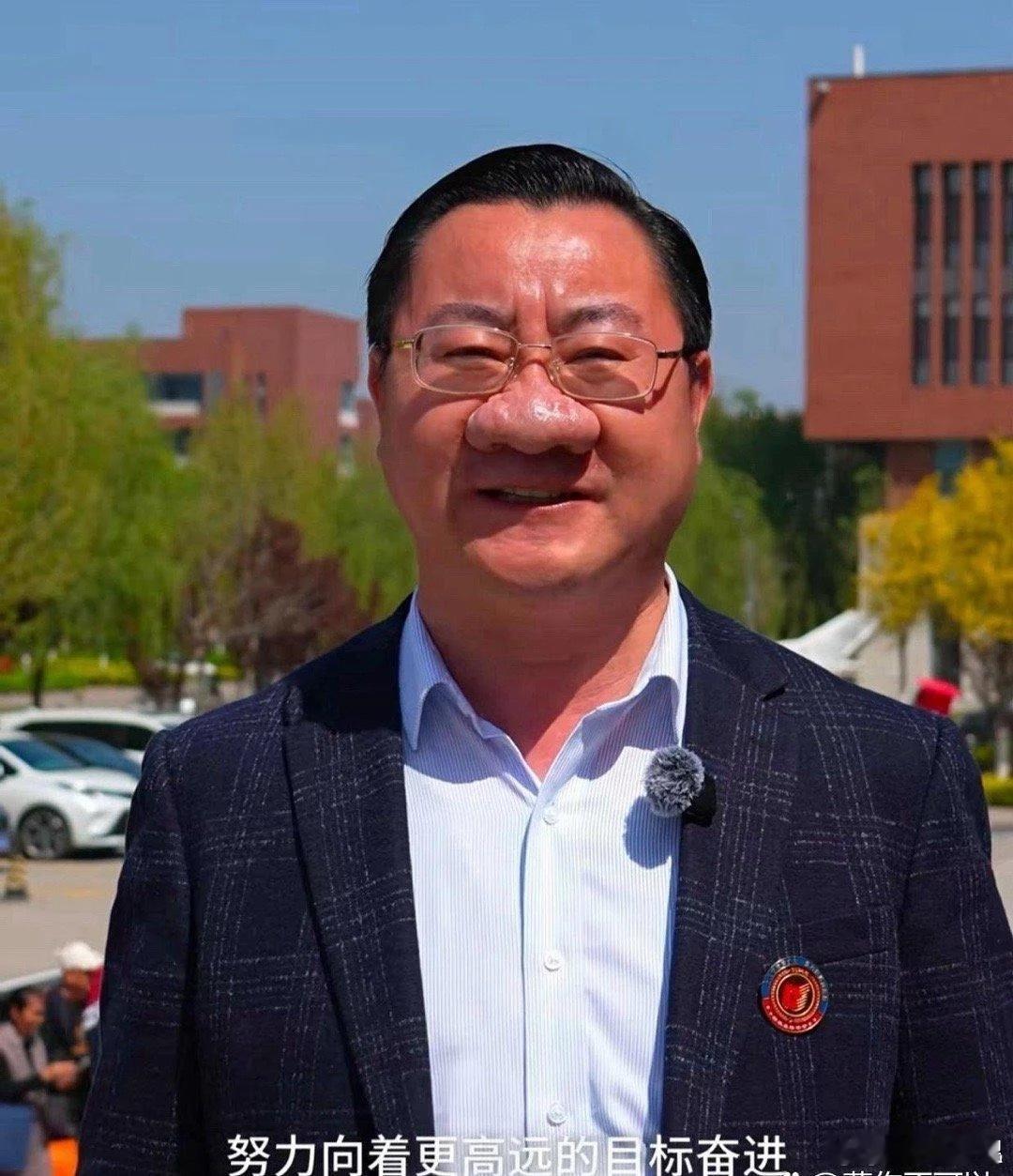北大校友会副会长这鼻子大离谱 