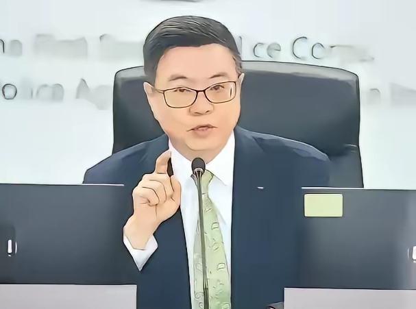 台行政团队近期针对民众党立委李贞秀国籍争议采取极端措施，下令所有部会在其资格未确