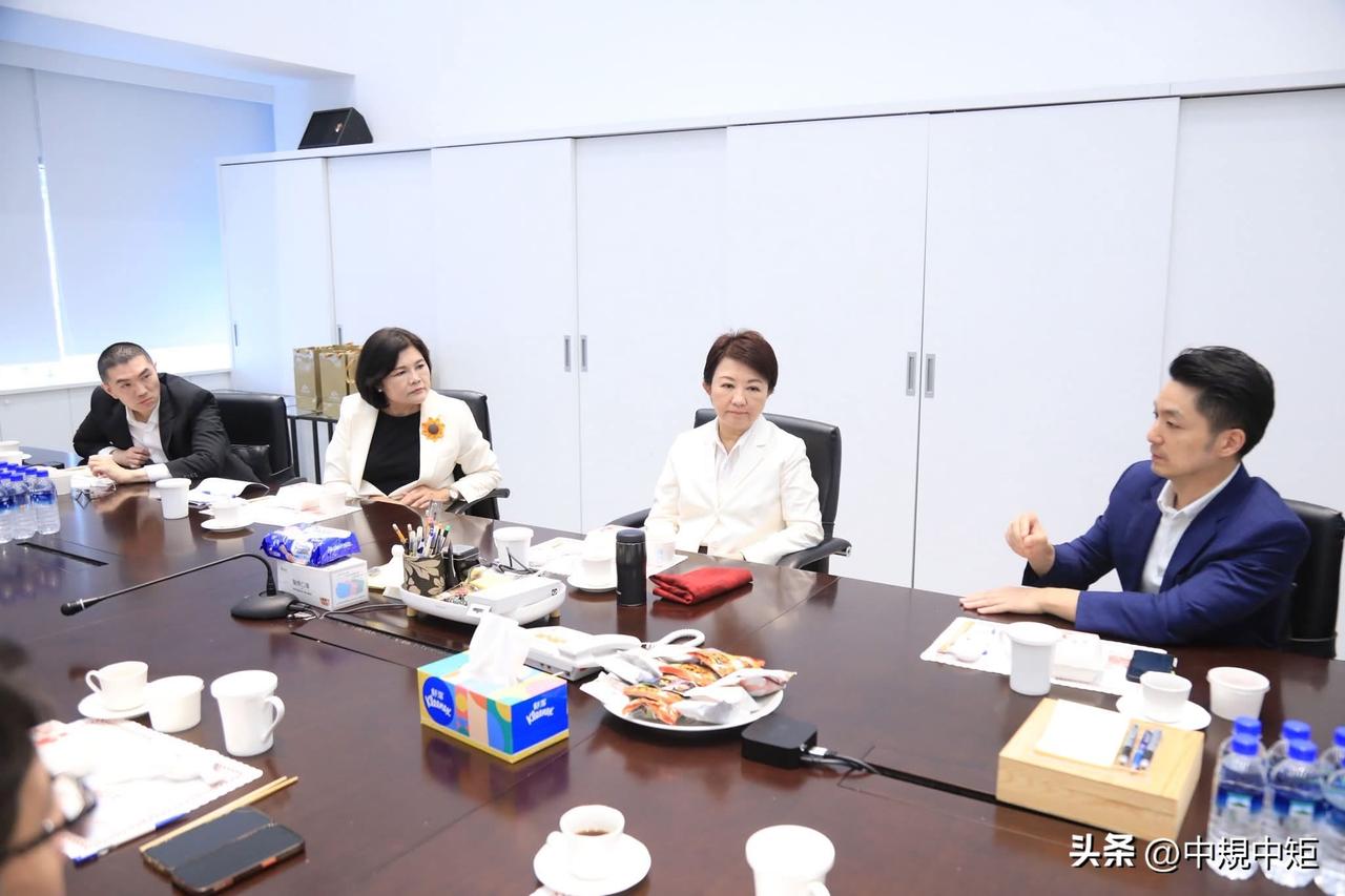 台北市长蒋万安在社媒发文表示，今天，我前往台中拜会 卢秀燕市长，与基隆谢国梁市长
