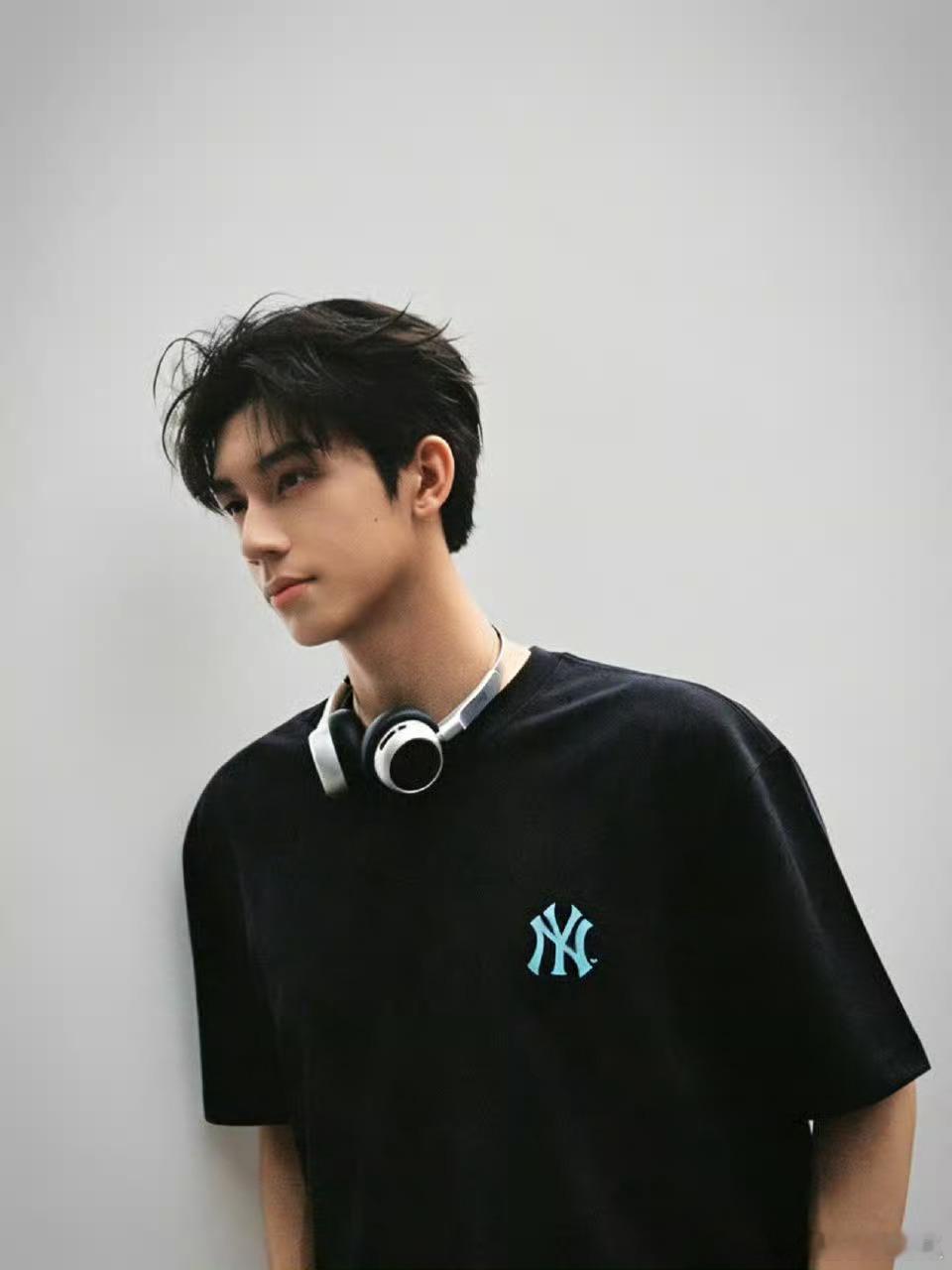 爱奇艺世界大会全明星应援林沐然把热爱藏在每一个角色里，认真、努力、清醒，未来一定