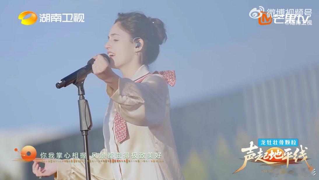 蔡国庆听哭了声起地平线声起地平线舞台氛围感拉满，朱莉亚沉浸式演唱，情感浓烈动人，