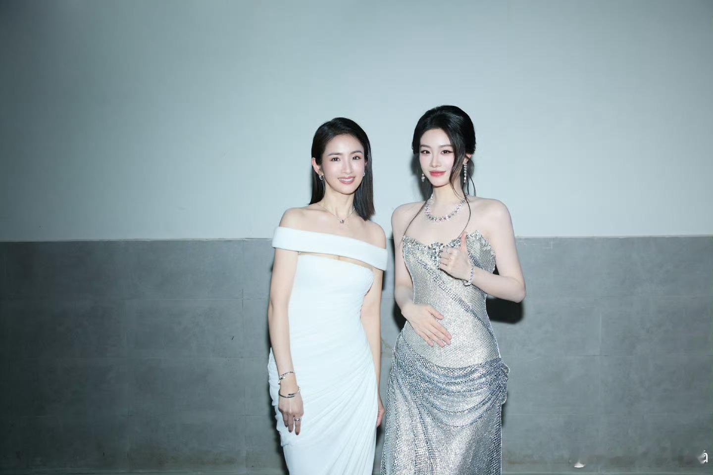 林依晨喻言合照喻言晒和林依晨合照，恭喜追星成功啦！喻言晒与林依晨合照喻言追星成功