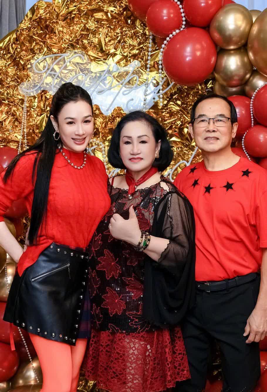 原以为55岁的钟丽缇已经够精致了，
直到看到她快80岁的妈妈让我自愧不如！

钟