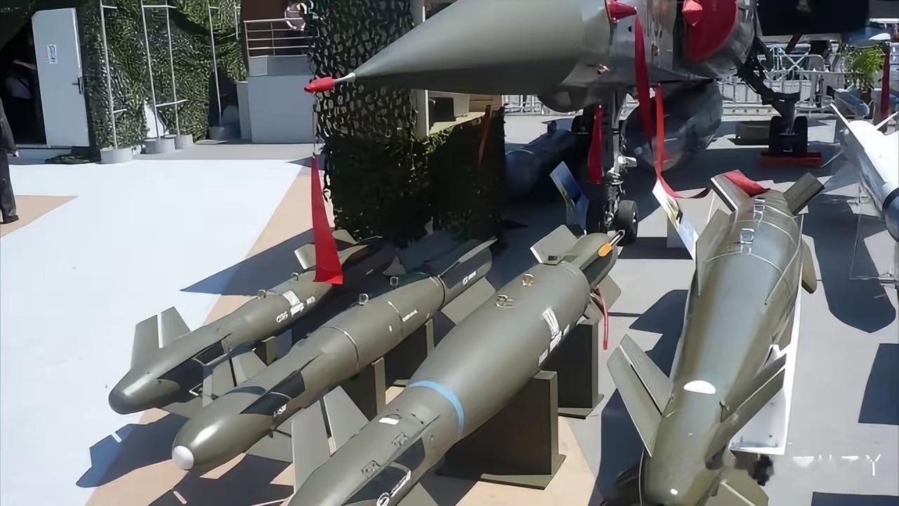 法国最近又给乌克兰送上了新装备，就是大名鼎鼎的AASM“铁锤”精确制导航空炸弹，