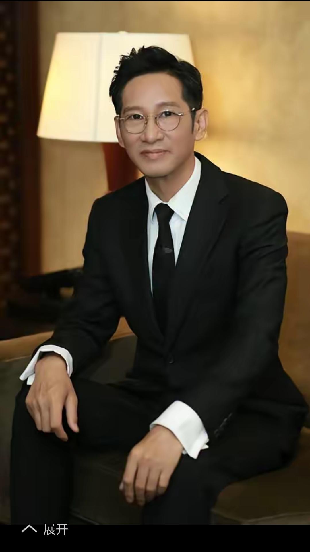 演员王劲松，今年五十八，无儿无女，没有结过婚。有记者问他，不想找个人共度余生吗，