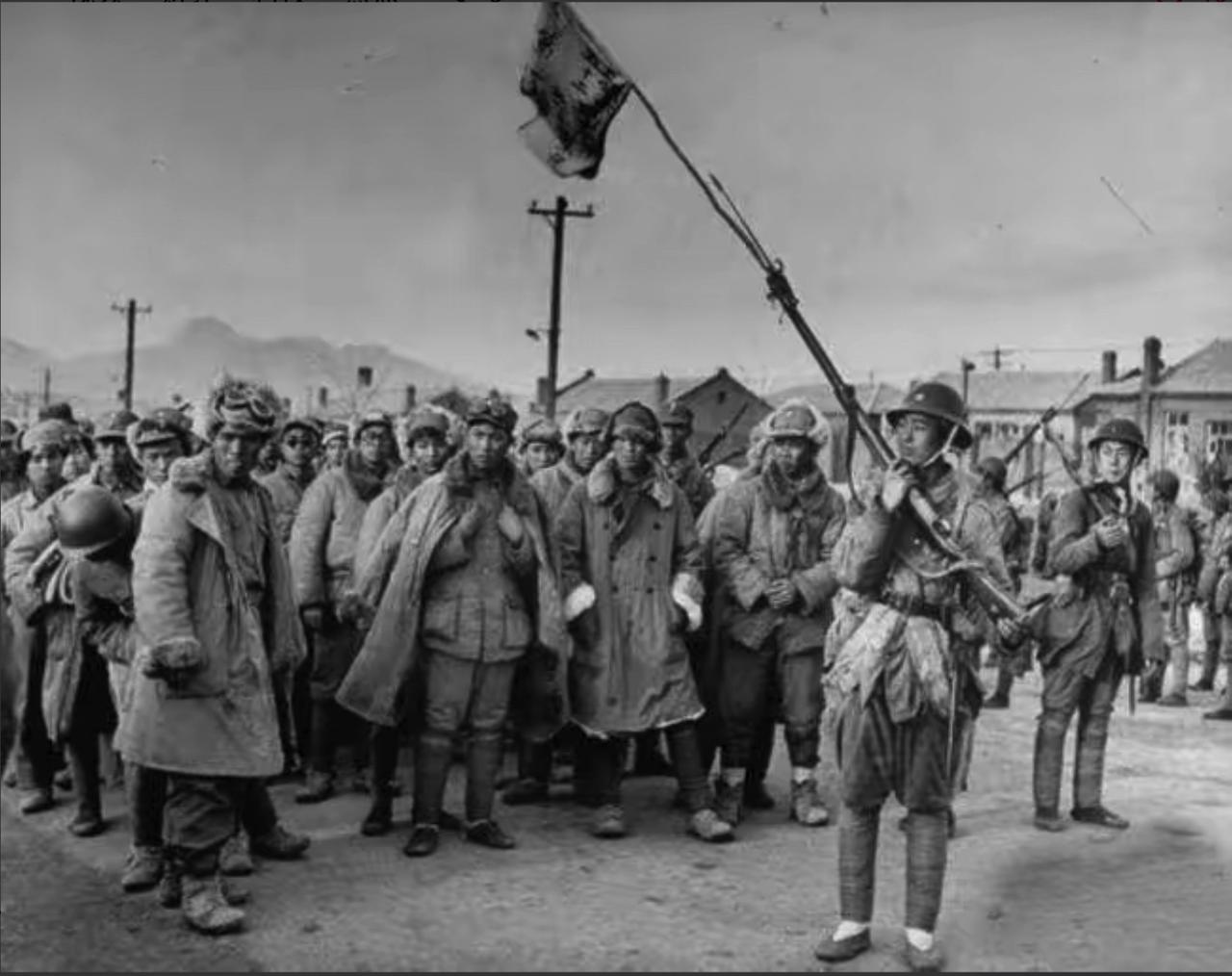 1948年，淮海战役中，华野炊事员挑着包子，误入敌人阵地，可他却不慌，还高声大喊