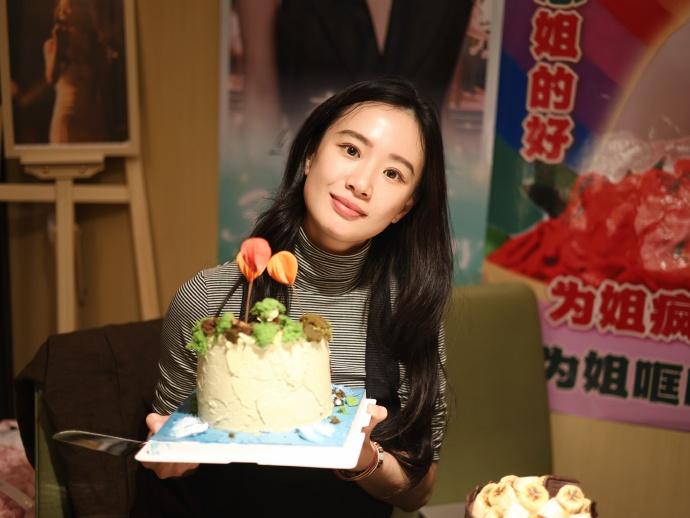 最近李梦签约乐华娱乐，她还过了一个美好的生日，真的是太幸福了。

李梦李梦穿漂亮