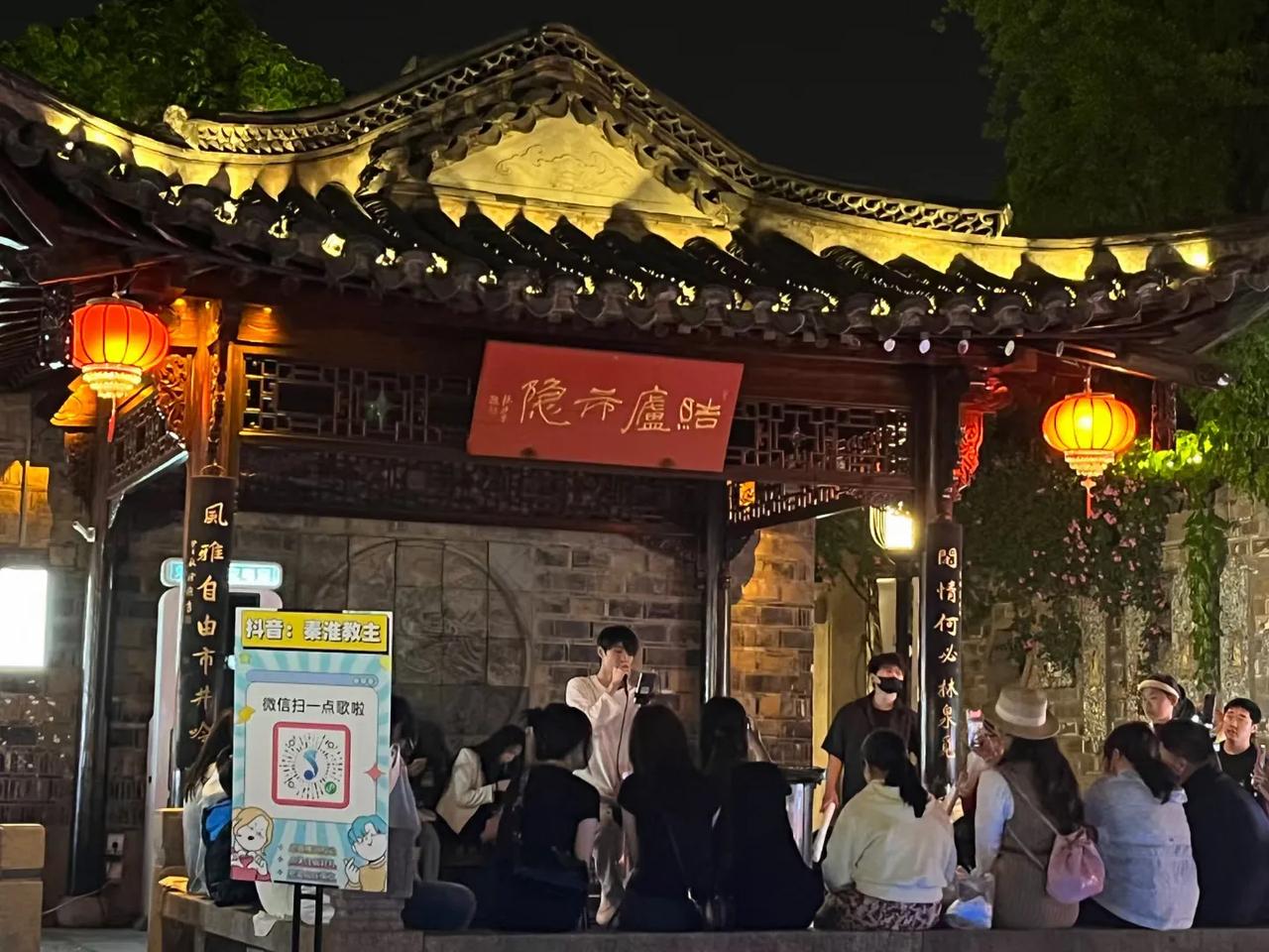 南京老门东一个店面门上的牌匾把我难住了，我仔细辨认，还象是“皓庐市隐”，但我对“