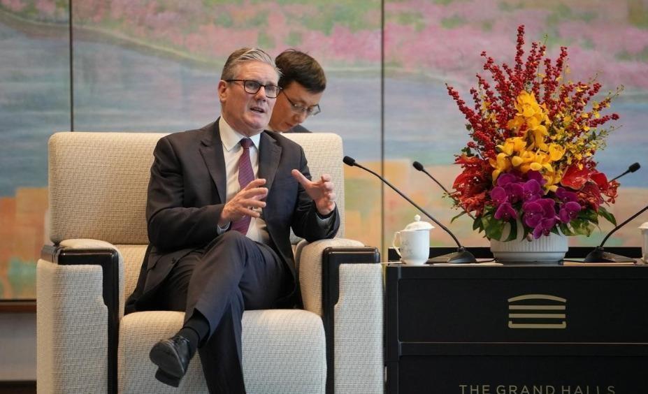 斯塔默还是被激“怒”了，他在离开中国之前，在社交媒体上发了一篇严厉的小作文，打算