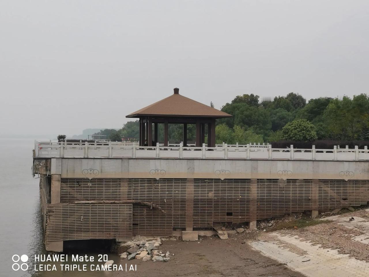 学霸：不是教出来的。
学霸的习惯是培养出来的。

如果发现拖拖拉拉，那就恩威并施