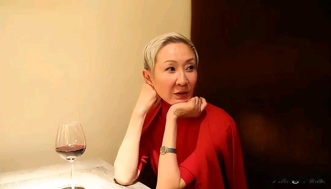 不用美化爱情。对于任何女性，这样的爱情终究是苦。她原谅，只是迫于无奈。施是体面人